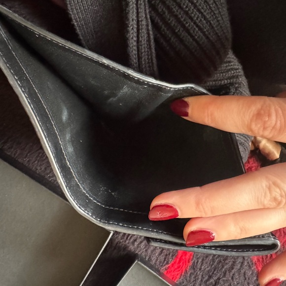 Yves Saint Laurent Black and Gold Crocodile-Embossed Wallet FIRM - Picture 13 of 14